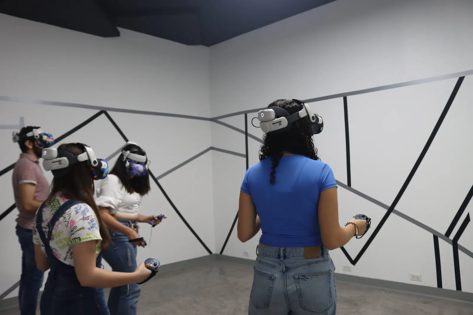 Cuatro jugadores con visores en la sala de Realidad Virtual